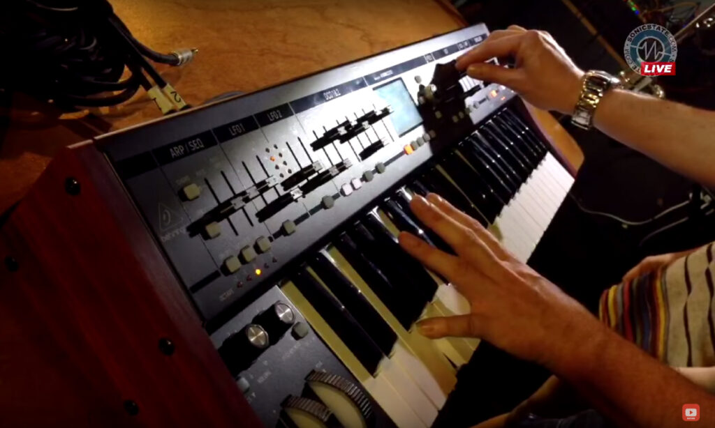 Der Behringer DeepMind 12 im Live-Einsatz (Bild: YouTube / sonicstate)