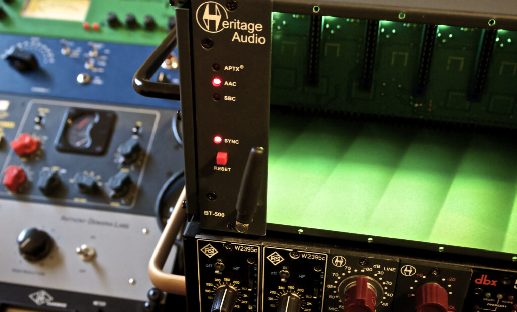 Ist wirklich praktisch und vielen Usern zu empfehlen, die noch einen Slot im API-Rack unbesetzt haben: Bluetooth-Empfänger BT-500 von Heritage Audio.