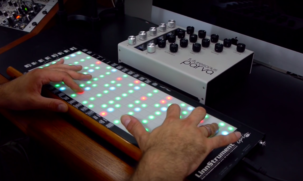 Futuresonus Parva und LinnStrument Controller (Bild: YouTube / Geert Bevin)