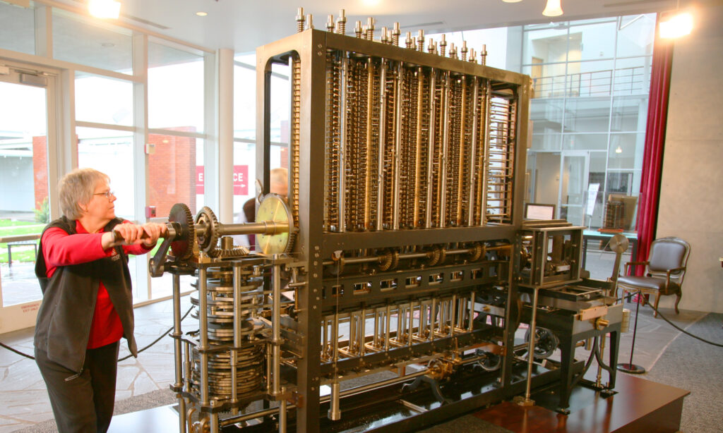 Nachbau der mechanischen Differenzmaschine No. 2 von Charles Babbage (Foto: By Jitze Couperus from Los Altos Hills, California, USA (Let the computing begin! Uploaded by oxyman) [CC BY 2.0 (http://creativecommons.org/licenses/by/2.0)], via Wikimedia Commons