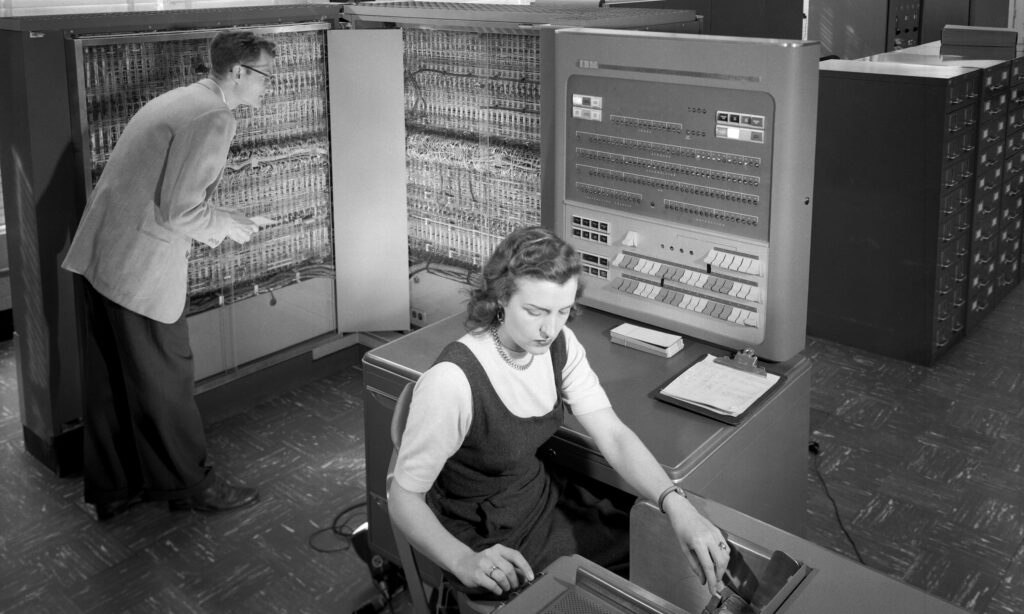 Auf dem IBM 704 entstand MUSIC 1 von Max Mathews (Foto: By NASA (Great Images in NASA Description) [Public domain], via Wikimedia Commons)