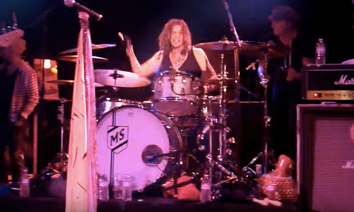 Steven Tyler spielt Schlagzeug. Bild: Screenshot YouTube Video (unten verlinkt)