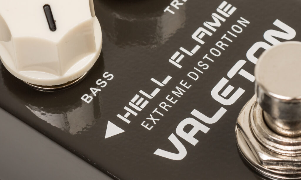 Der Valeton Hell Flame Extreme Distortion liefert solide Qualität zum günstigen Preis.