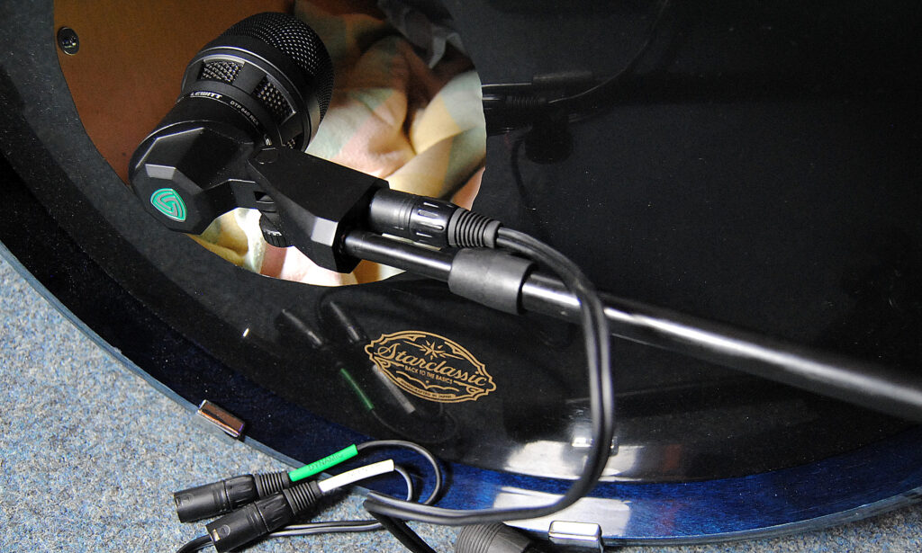 Eine kompakte Alternative zu zwei einzelnen Mikrofonen sind Mikros mit zwei unterschiedlichen Kapseln (dynamisch und Kondensator) in einem Gehäuse. Das Lewitt DTP 640 REX besitzt daher ein Stereo-XLR-Anschlusskabel.