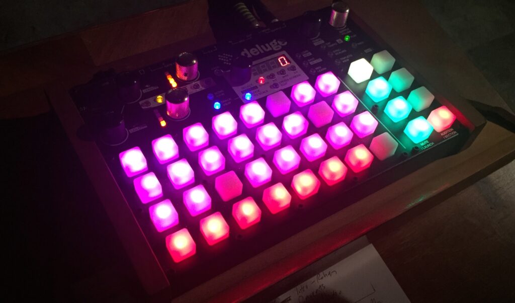 Ist ja alles so schön bunt hier: Die Farbcodierung der RGB-Buttons des Deluge ist praktisch und sieht schick aus. Hier ist wieder der erste Prototyp abgebildet.