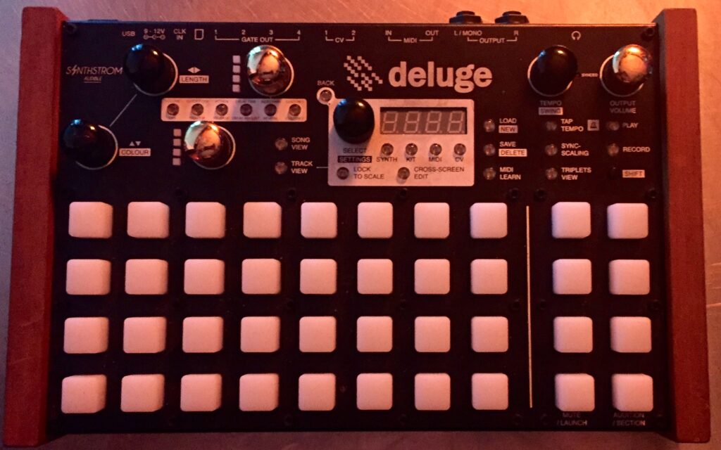 Der Deluge bietet Anschlüsse für MIDI, CV/Gate, Trigger-Clock und USB.