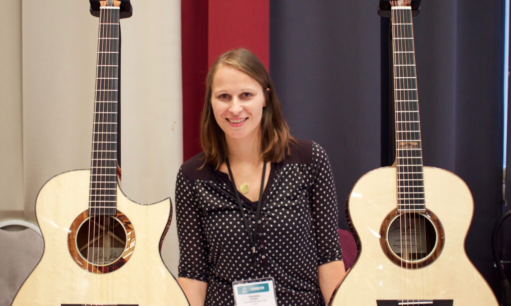 Christina Kobler mit ihren beiden Gitarrenmodellen.