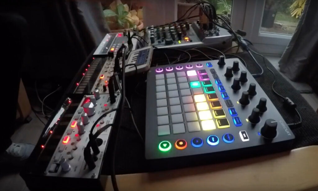 Deep House Session mit Korg volcas und Novation Circuit (Bild: YouTube / 014london70)