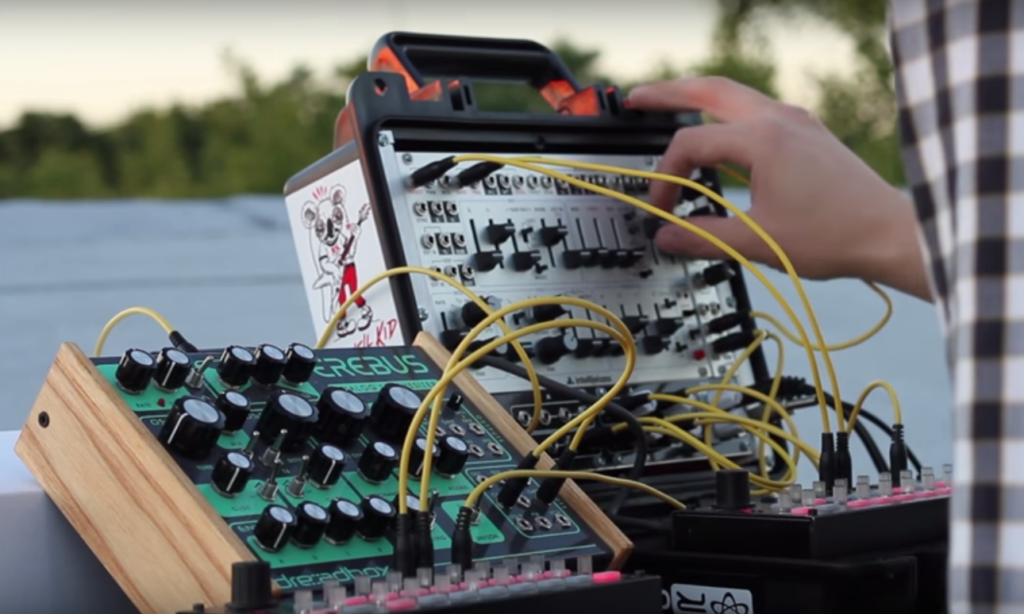 Modular Synthesizer Performance auf dem Dach (Bild: YouTube / pyrofiliac)
