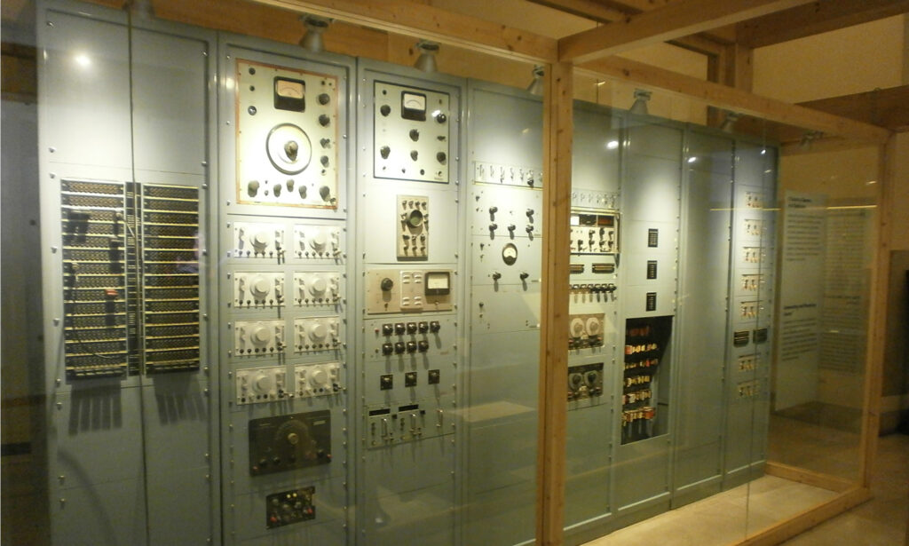 Synthesizer und Audio-Konsole am Studio di fonologia musicale di Radio Milano, 1955 (Foto: By Stefano Stabile (Own work) [CC BY-SA 3.0 (http://creativecommons.org/licenses/by-sa/3.0)], via Wikimedia Commons)