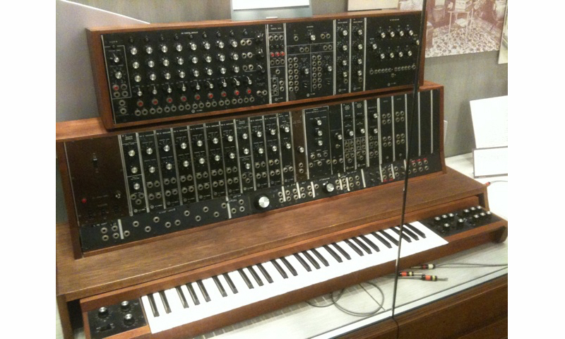 Der erste kommerzielle Moog Synthesizer, 1964 (Bild: By Chad (Moog.) [CC BY-SA 2.0 (http://creativecommons.org/licenses/by-sa/2.0)], via Wikimedia Commons)