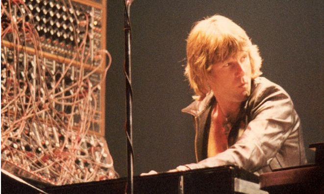 Keith Emerson trug viel zur Bekanntheit des Moog Modularsystems bei. (Bild: By Surka (Own work) [GFDL (http://www.gnu.org/copyleft/fdl.html) or CC BY 3.0 (http://creativecommons.org/licenses/by/3.0)], via Wikimedia Commons)