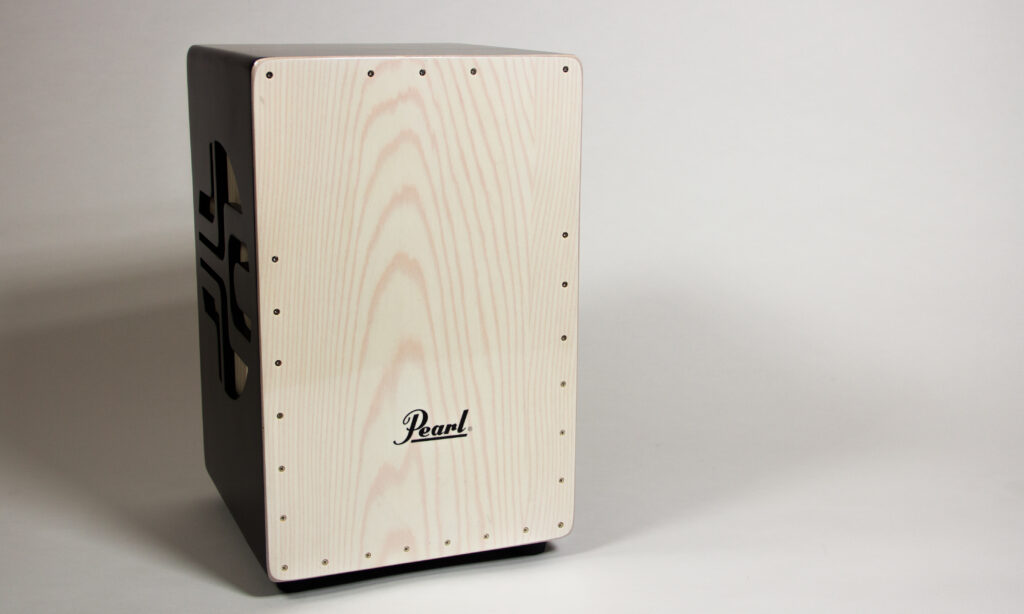 Sieht schick aus, kann aber mit den inneren Werten nicht ganz überzeugen - das 3D Cajon von Pearl.