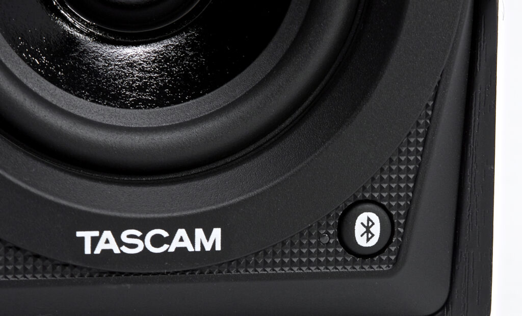 Tascam-Logo und Bluetooth-Taster