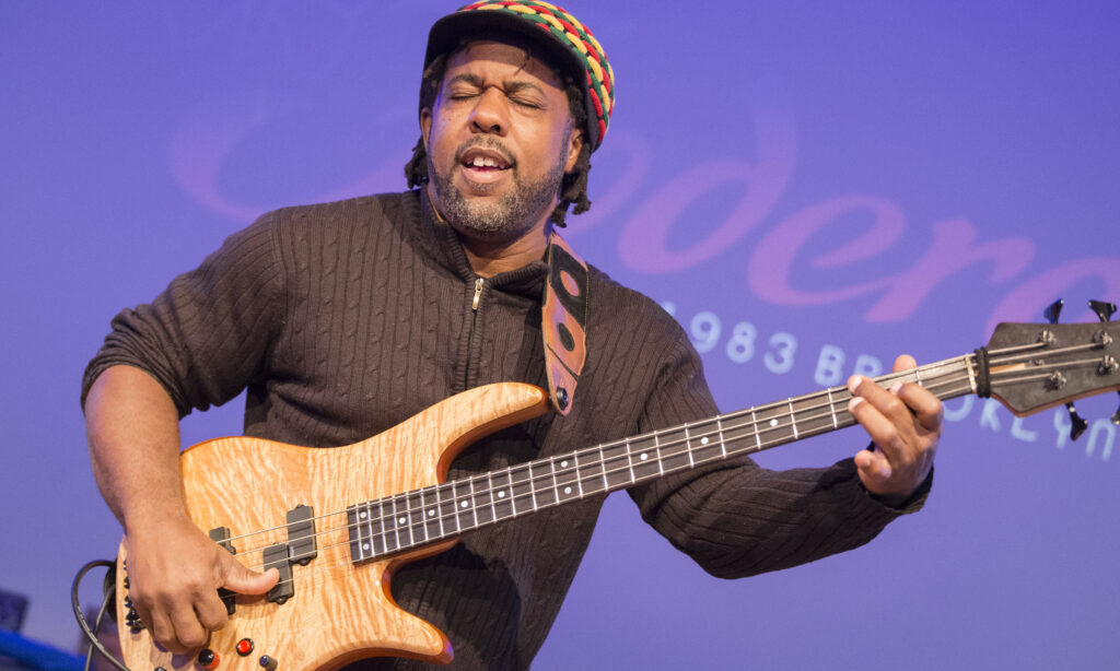 Stargast Victor Wooten bei seiner Performance (Alle Bilder: Norman Theml)