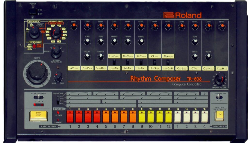 Roland TR-808, die klassische voll-analoge Drummachine: Filmplakat 808 (Bild: commons.wikimedia.org/wiki/File:Roland_TR-808_(large).jpg)