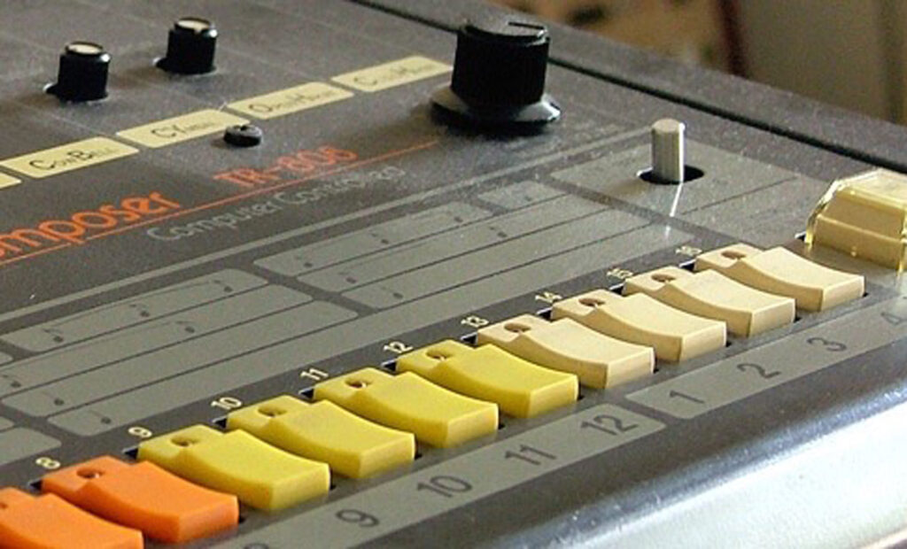 Den klassischen 16-Stepsequencer findet man auch auf aktuellen Geräten wie der Roland TR-8 oder dem Pioneer Toraiz SP-16 Sampler wieder. (Bild: commons.wikimedia.org/wiki/File:Roland_TR-808_-_the_classic_drum_machine.jpg)