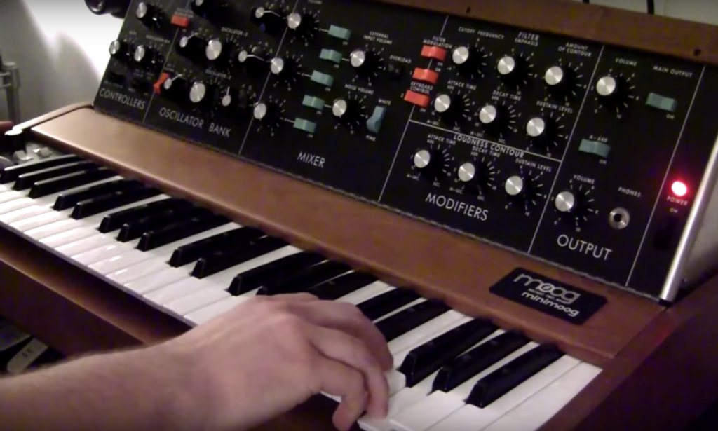 Live Looping mit dem Minimoog (Bild: YouTube / mootboxle)