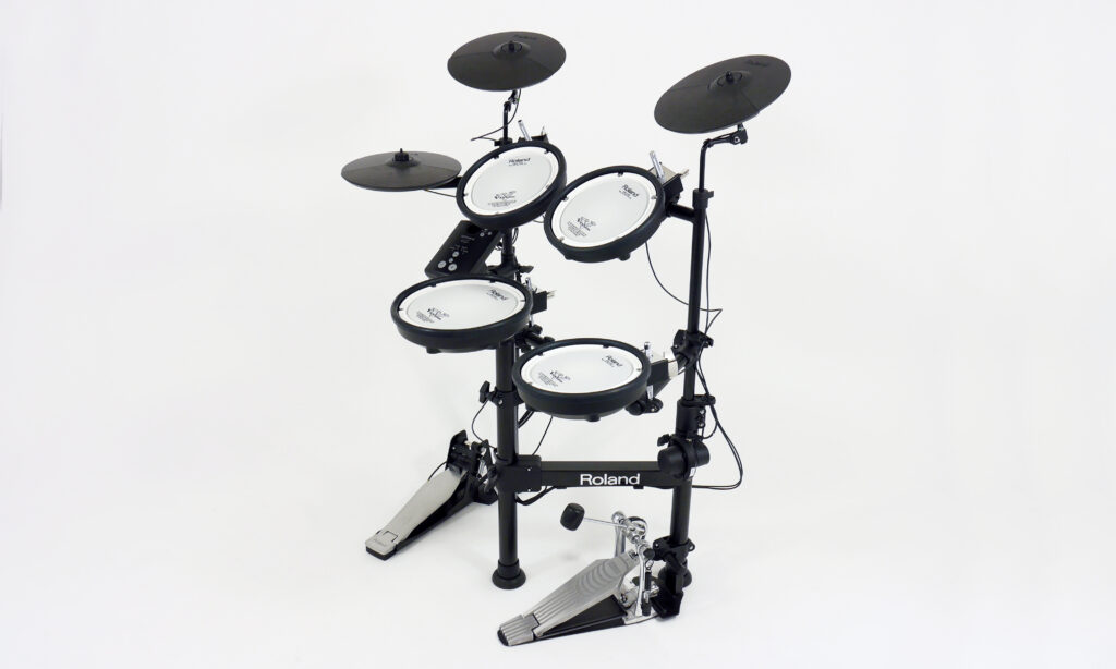 Das Roland TD-1KPX, hier mit separatem Bassdrum-Pedal, erweist sich im Test als das ideale Gerät für Technikmuffel.