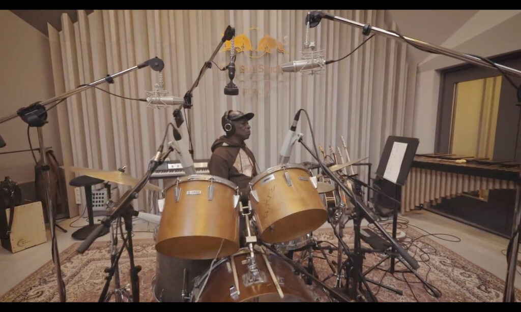 Tony Allen bei der Aufnahme (Bild: Video-Screenshot, unten verlinkt)