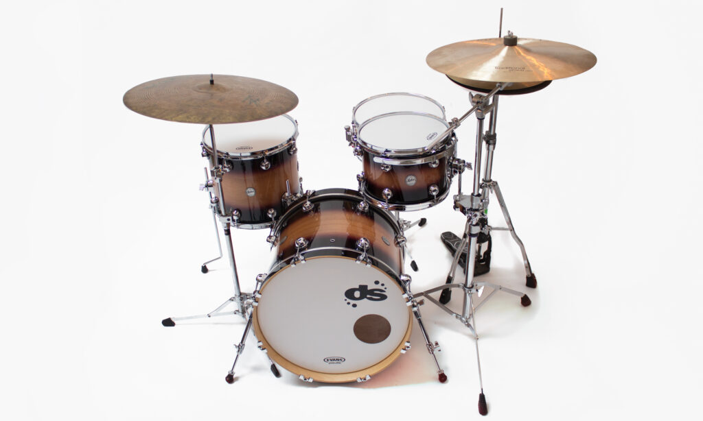 Das DS Rebel Drumset liefert mit seinen Mahagoni-Kesseln einen warmen Sound, der durch den präsenten Charakter der Snare aus Birkenholz passend ergänzt wird.