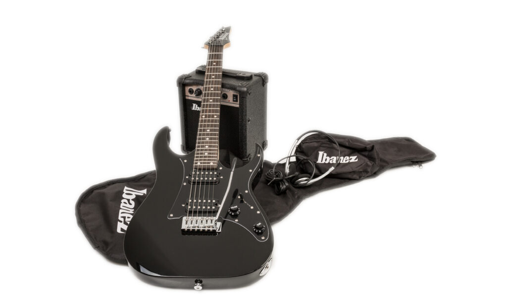 Mit dem Ibanez Jumpstart IJRG200-BK erhält der Jung-Gitarrist ein gut verarbeitetes Set mit leichten Schwächen beim Verstärker.