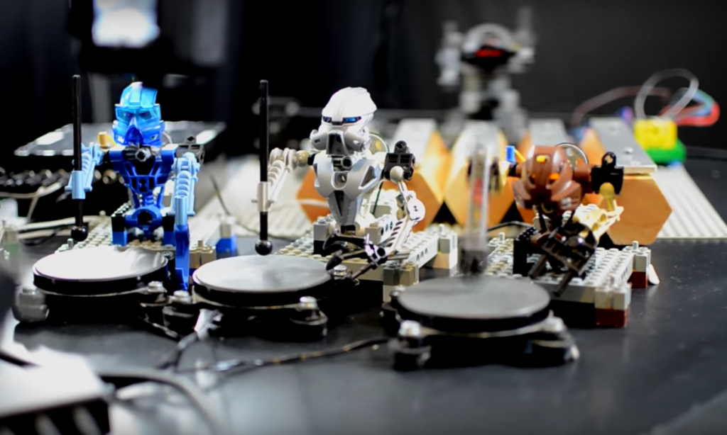 Lego-Roboter covern Kraftwerk! (Bild: YouTube / Opificio Sonico)