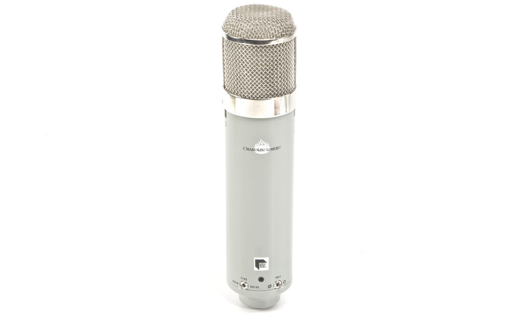 Gut, es besitzt eine klassische Bauform für ein Röhrenmikrofon, doch weder Neumann U 47, AKG C12 oder ein anderer der in den Abbey Road Studios verwendeten Klassiker wird hier kopiert.