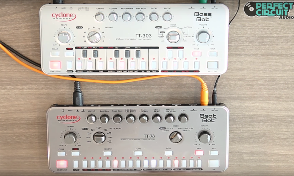 Cyclone Analogic TT-303 Bass Bot und TT-78 Beat Bot (Bild: YouTube / Perfect Circuit Audio)