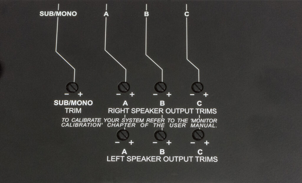 Für jeden der sieben Lautsprecherausgänge finden wir auf der Unterseite ein Trim-Poti zur Kalibrierung des Stereo-Gleichlaufs.