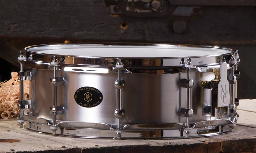 Die Alloy Classic Snare im Alu-Finish. Bild: zur Verfügung gestellt von Noble & Cooley