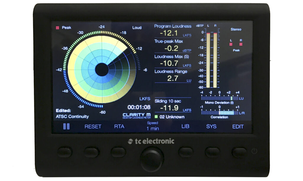 Das tc electronic Clarity M im Stereo-Mode mit dem LM6 Loudness Radar links, den Statistiken in der Mitte sowie dem True Peak, Mono Deviation und Correlation Meter rechts.