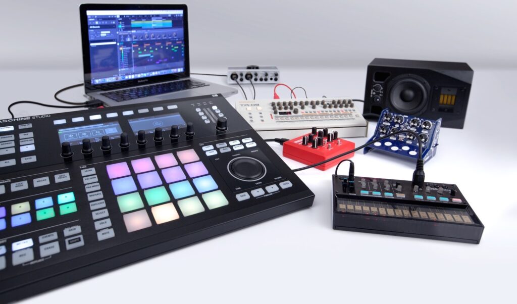 Maschine Studio und Hardware-Geräte (Bild: Native Instruments Press Release)