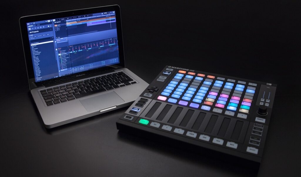 Maschine Jam kann jetzt ebenfalls direkt auf Notenfunktionen einwirken, so wie die klassischen Maschine Controller. (Bild: Native Instruments Press Release)