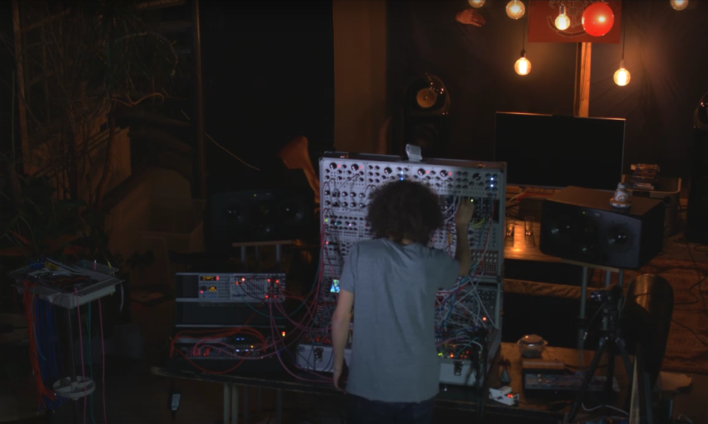 Colin Benders beim 12 Stunden langen Eurorack-Marathon (Bild: YouTube / Colin Benders)