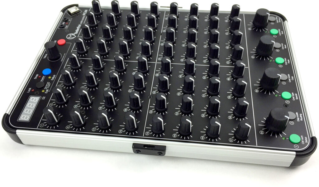 Flach und kompakt: Der Faderfox PC44 ist ein „MIDI-Controller 2 go“.