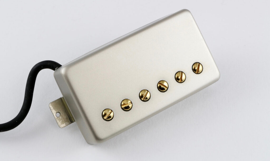 Klassischer Humbucker mit Kappe im „PAF“(Patent applied for)-Design.