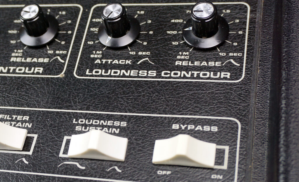Die VCA-Sektion heißt hier Loudness Contour und muss mit 3 Parametern auskommen.