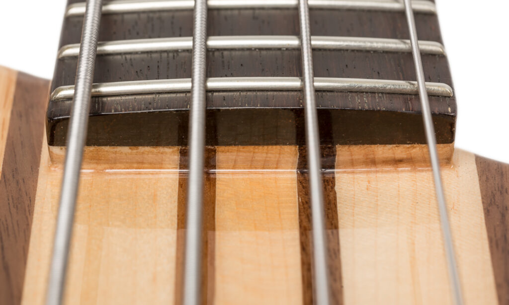 Der Abstand zwschen Saiten und Bodyoberfläche ist durch das fehlende Pickguard anfangs gewöhnungsbedürftig.