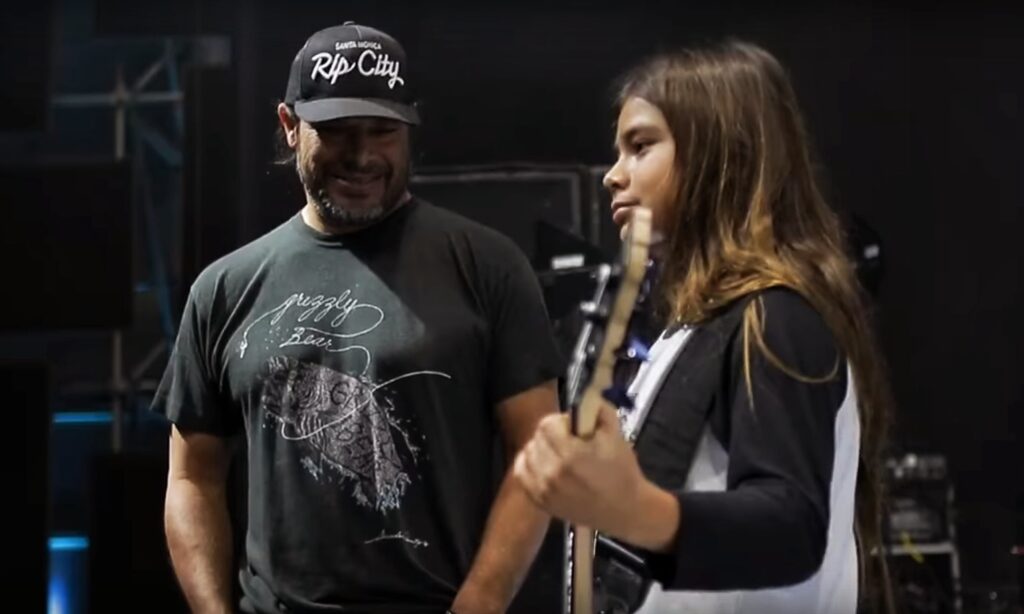 Metallicas Robert Trujillo und sein Sohn Tye backstage kurz vor einem der Konzerte. (Screenshot aus einem der unten verlinkten Videos. Quelle: https://www.youtube.com/watch?v=yHSzFqUwgdo)