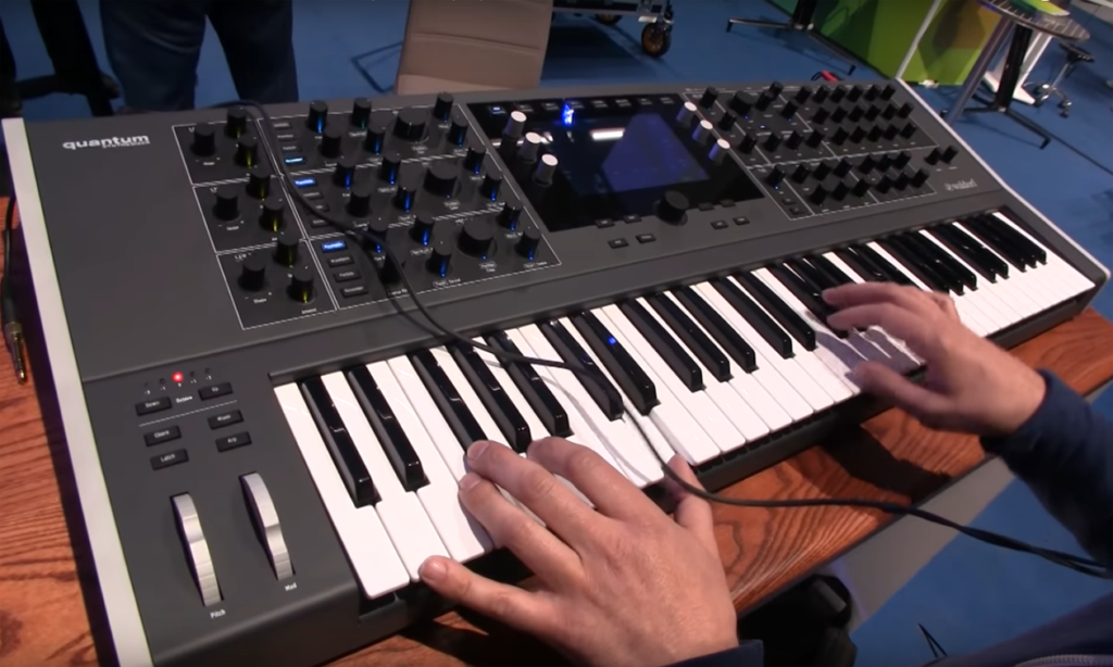 Waldorf zeigt einen Prototypen des Quantum Synthesizers (Bild: YouTube / sonicstate)