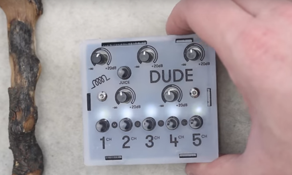 Der Bastl Instruments Dude Mixer ist ein idealer Begleiter für mobile Mini-Synths (Bild: YouTube / Bastl Instruments)