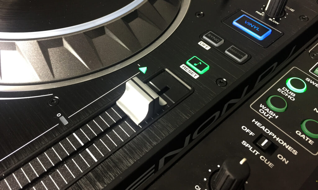 Denon DJ SC5000 Prime: Präziser Pitchfader und hervorragender Keylock.