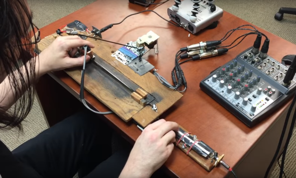 Mit dem ScrubBoard kann man auf Tonband scratchen (Bild: YouTube / Jeremy Bell)