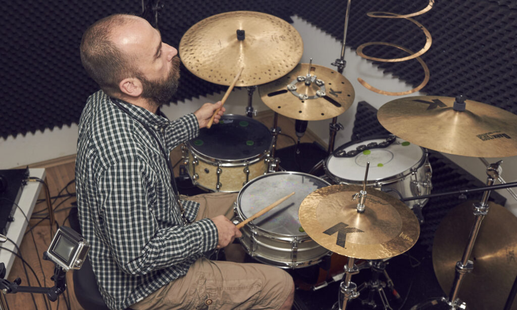 Zum Zeitpunkt unserer Foto-Session spielte Hendrik auf einem Set mit drei Snares. Bild: © Christoph Behm für bonedo.de