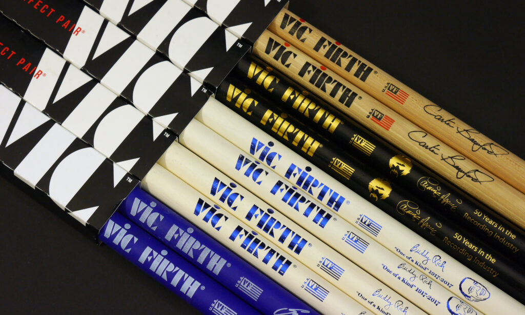 Einmal Natur, viermal Farbe: Die 2017er Neuheiten unter den Vic Firth Signature Drumsticks.