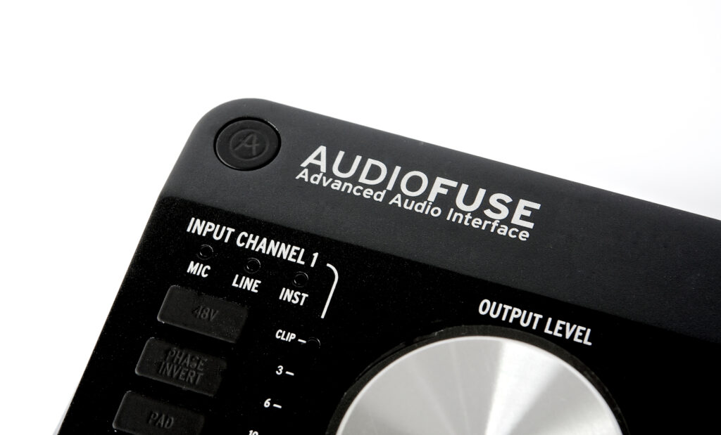 Das Arturia AudioFuse bietet gleich zwei hochwertige Eingangskanäle für Mikrofon, Linepegel und Instrumente wie E-Gitarre oder Bass.