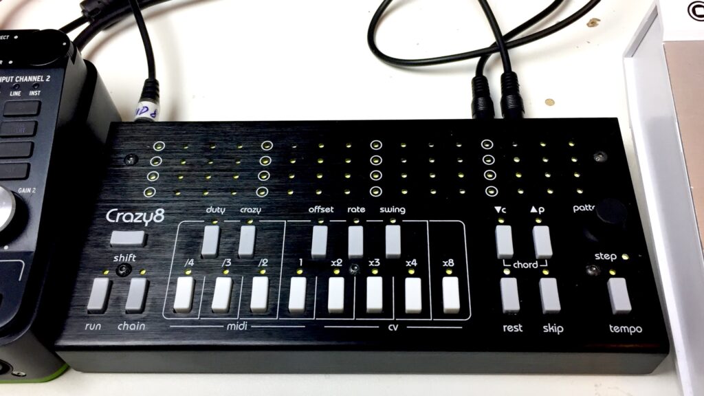 Doppelpass: Crazy8 fühlt sich als tighter Zuspieler für die DAW zwischen Audio-Interface und MIDI-Controllern pudelwohl. (Foto: Mijk van Dijk)