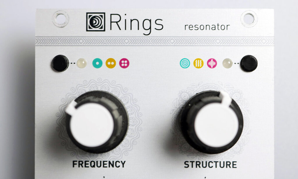 Die Regler für Frequenz und Struktur des Mutable Instruments Rings Resonator (Foto: Bonedo)