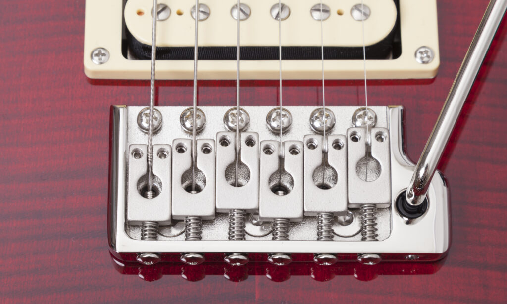 Auf der Gitarre kommt das bewährte PRS designed Tremolo zum Einsatz, das mit sechs Schrauben auf dem Korpus gehalten wird.